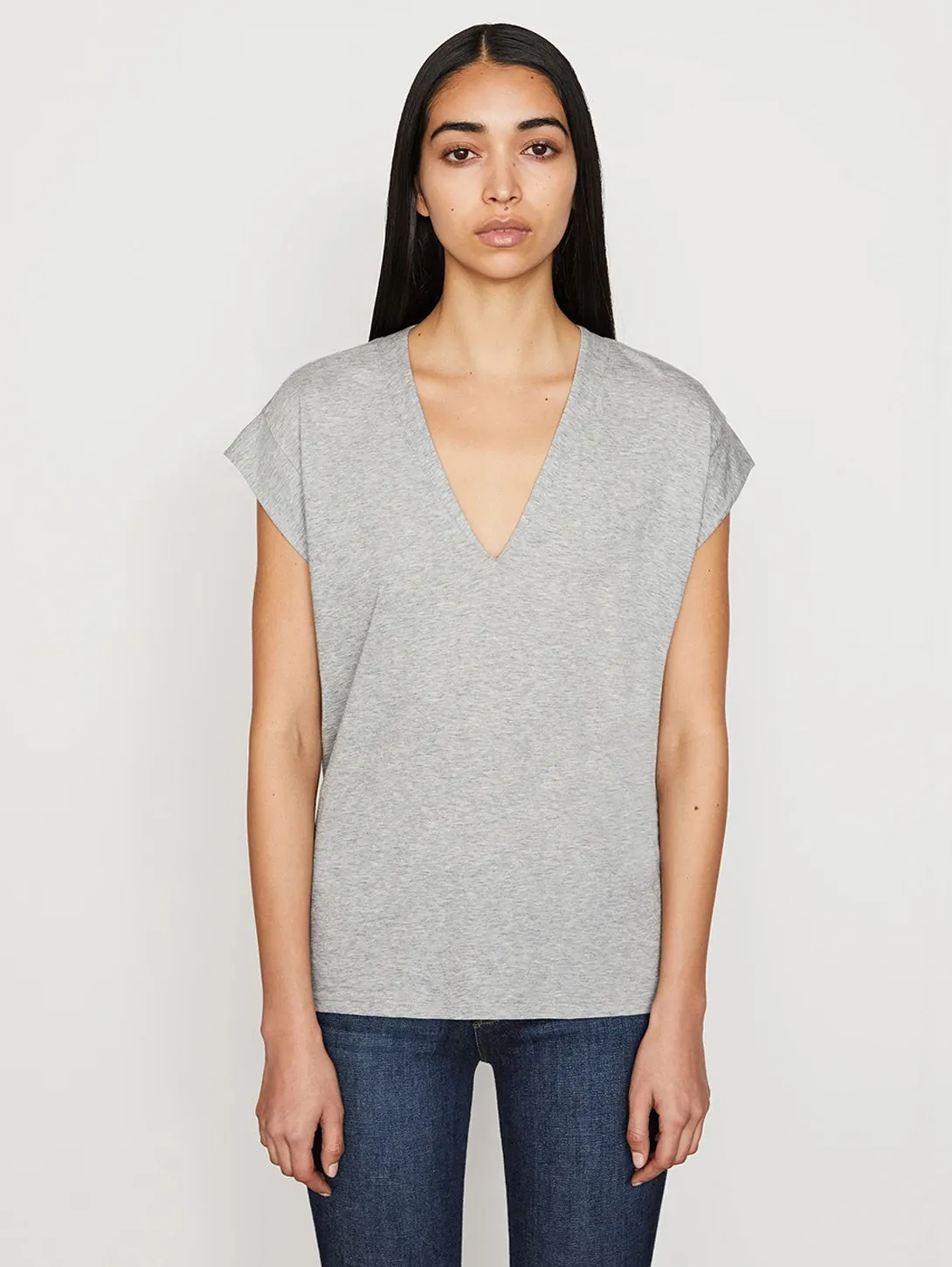 Le Mid Rise V Neck T-Shirt - Gris