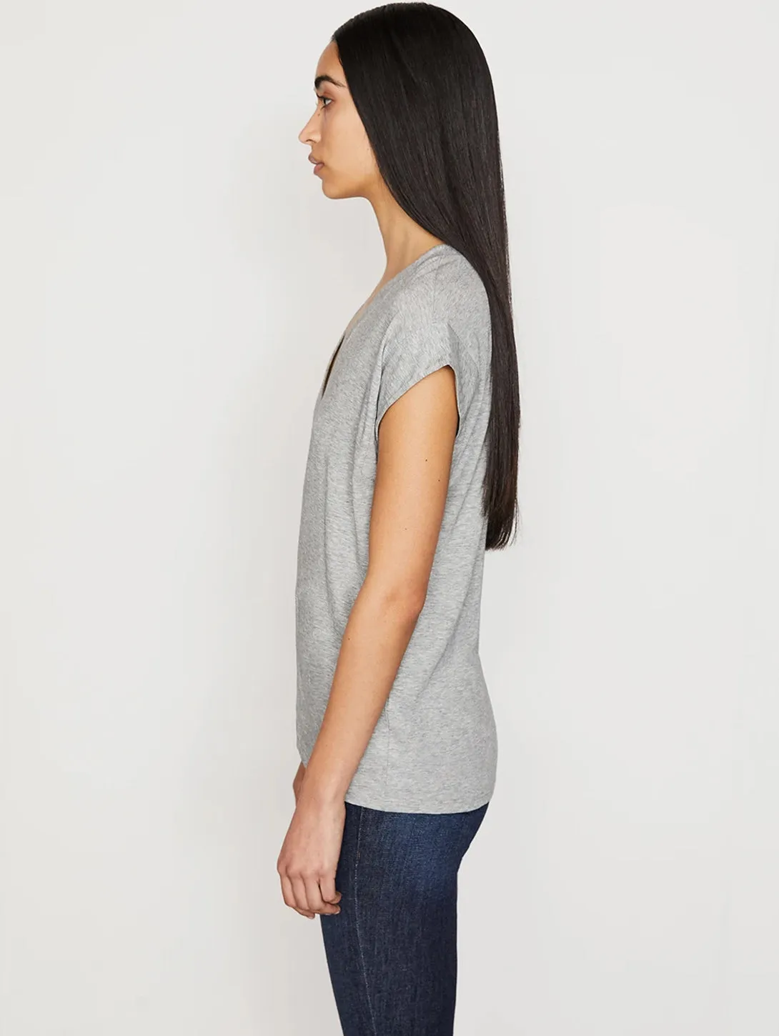 Le Mid Rise V Neck T-Shirt - Gris